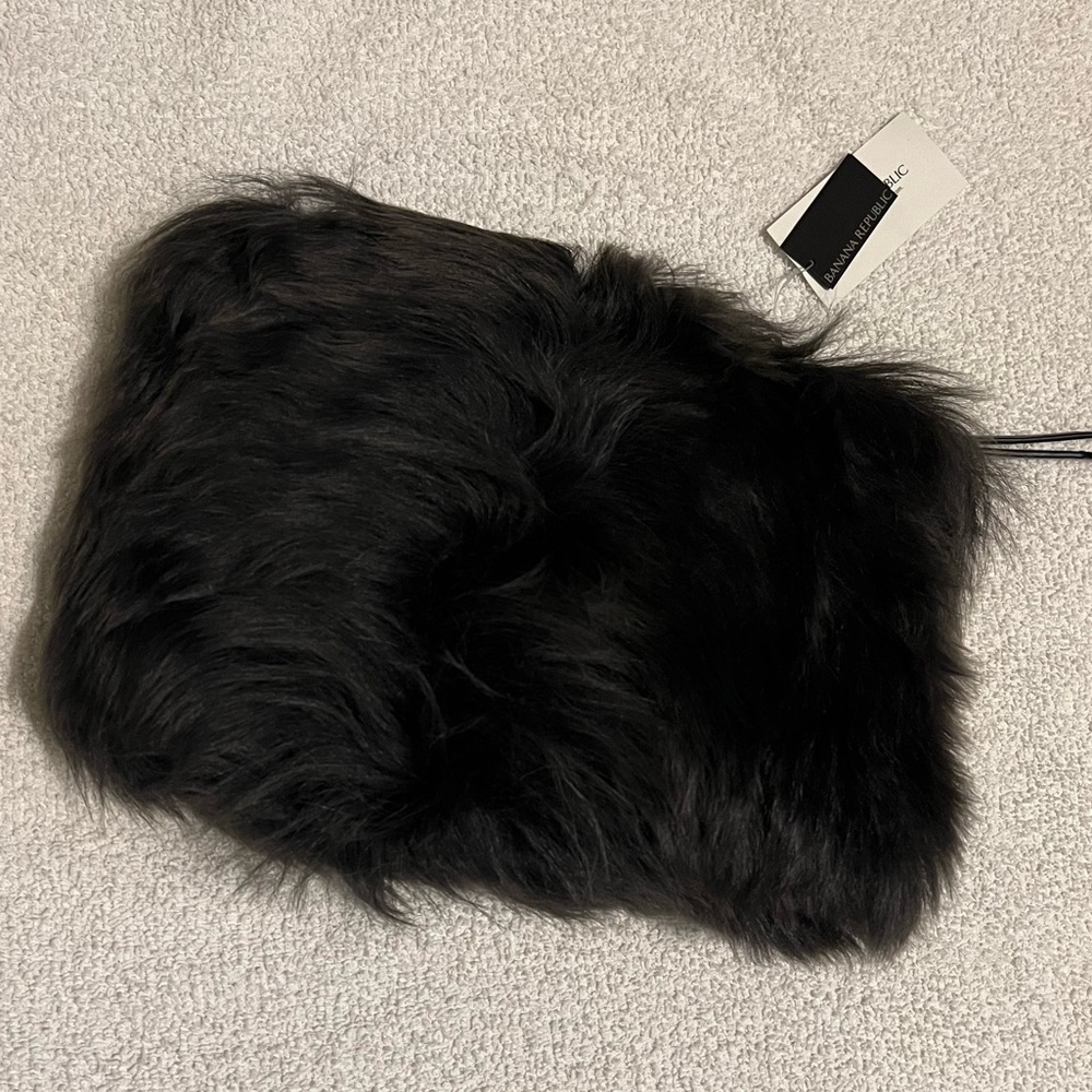 Banana Republic shearling clutch. Brand new never work.
